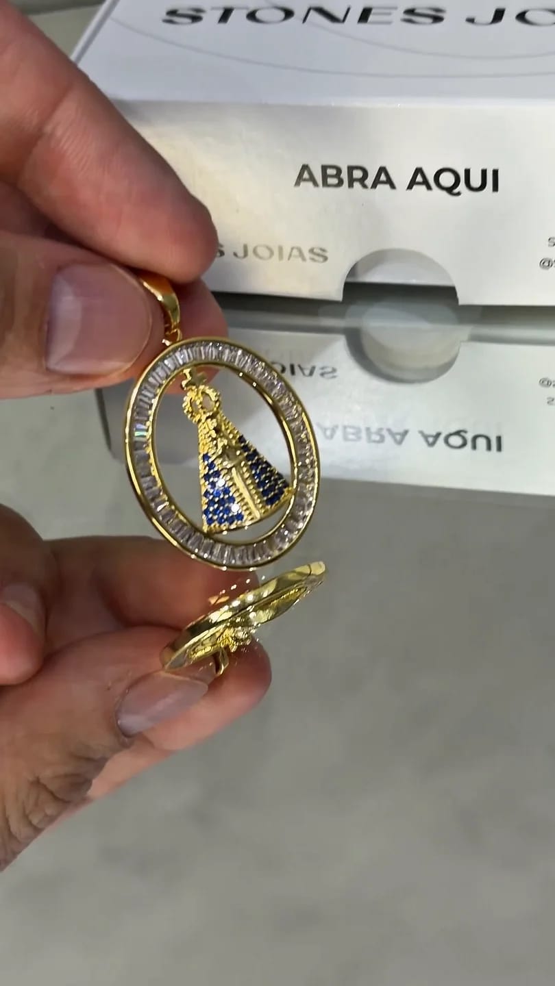Pingente NSRa Oval Vazada Cravejada G